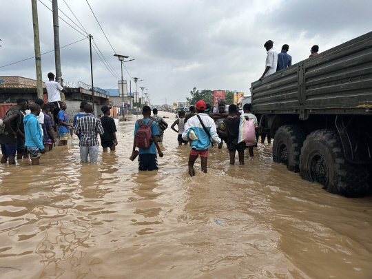 6일(현지시간) 폭우로 홍수가 발생한 아프리카 민주콩고 수도 킨샤사에서 주민들이 대피하고 있습니다. 킨샤사 AP·연합뉴스